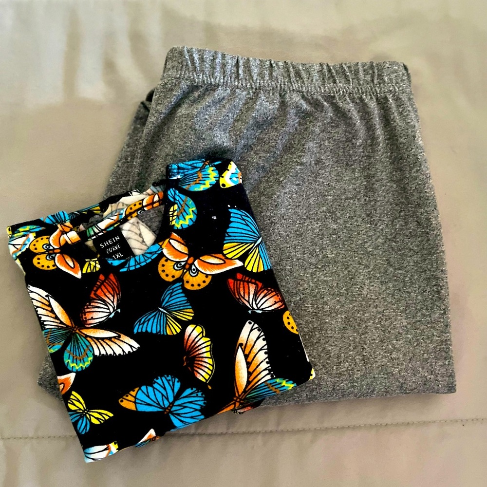 Full outfit, crop tank top with gray skinny leggings with thin waist band.